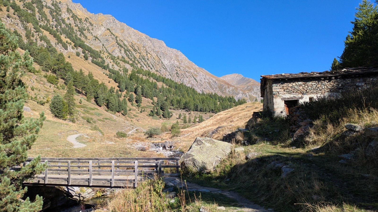 Un torrent, une bâtisse, un pont et un environnement montagne ❤️