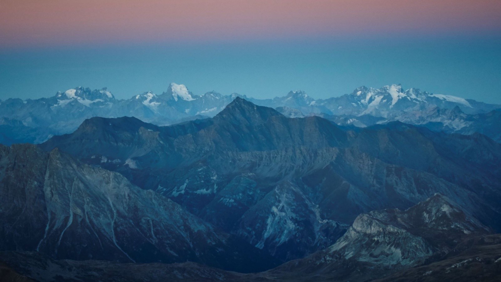 Les Ecrins, avec de gauche à droite : Pelvoux-Ailefroide, la Barre et la Meije. 