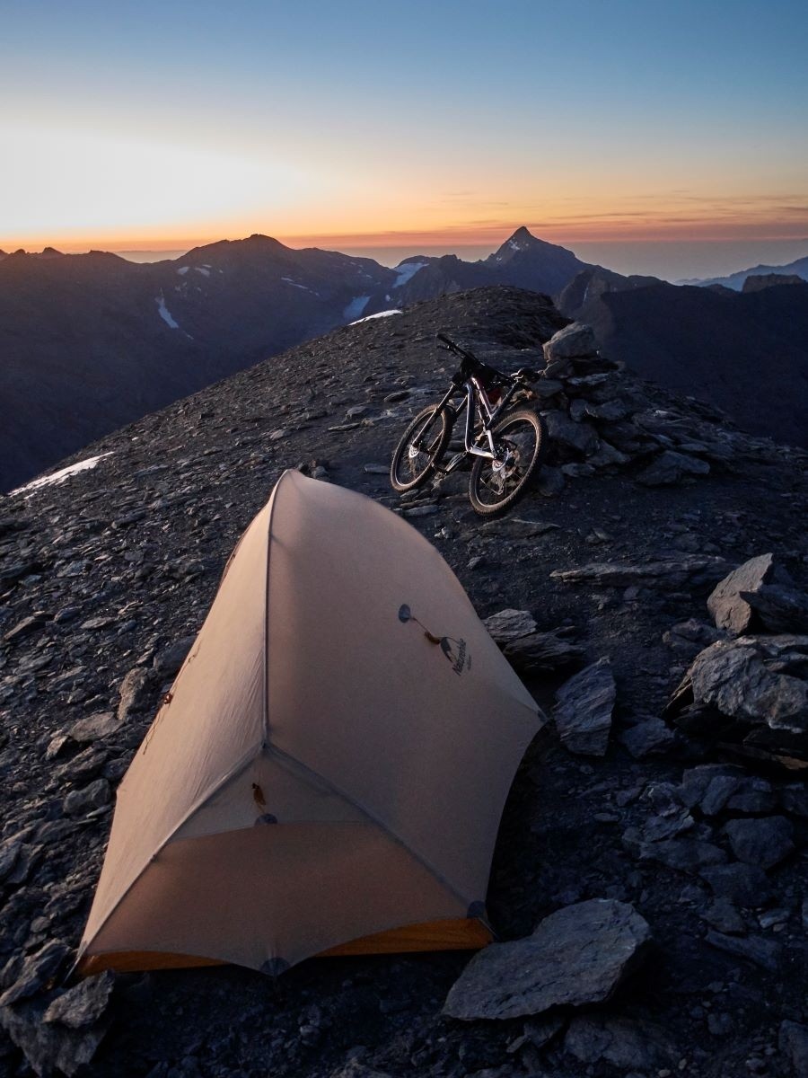  J'ai passé 30 min hier soir à terrasser quand je suis arrivé de nuit. Ca ne doit pas être classique de bivouaquer ici !