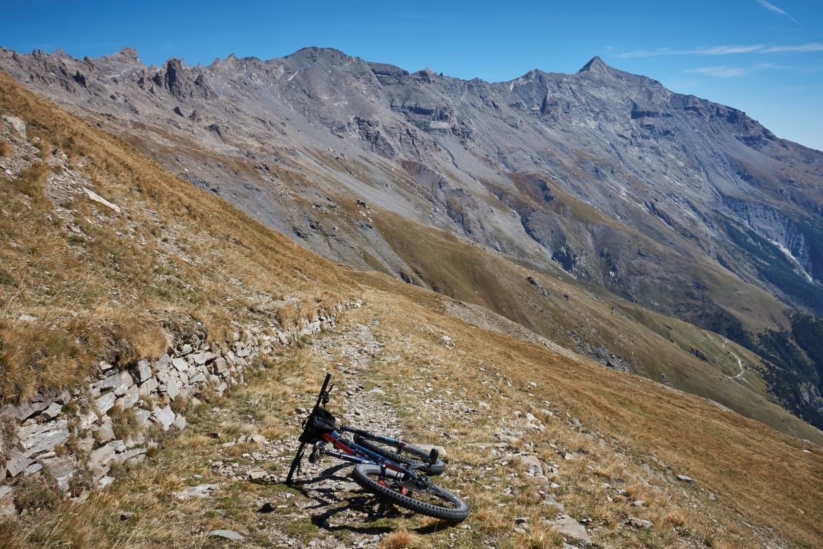  L'ancien chemin militaire, en descendant du Lamet, avec Rochemelon en toile de fond.