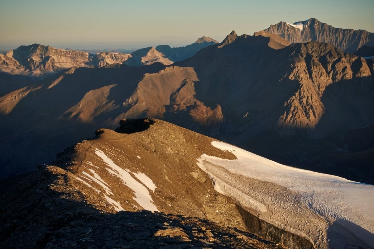 Le beau single entre l'antécime et le sommet principal de Ronce (la Grande C(l)asse, à droite). 