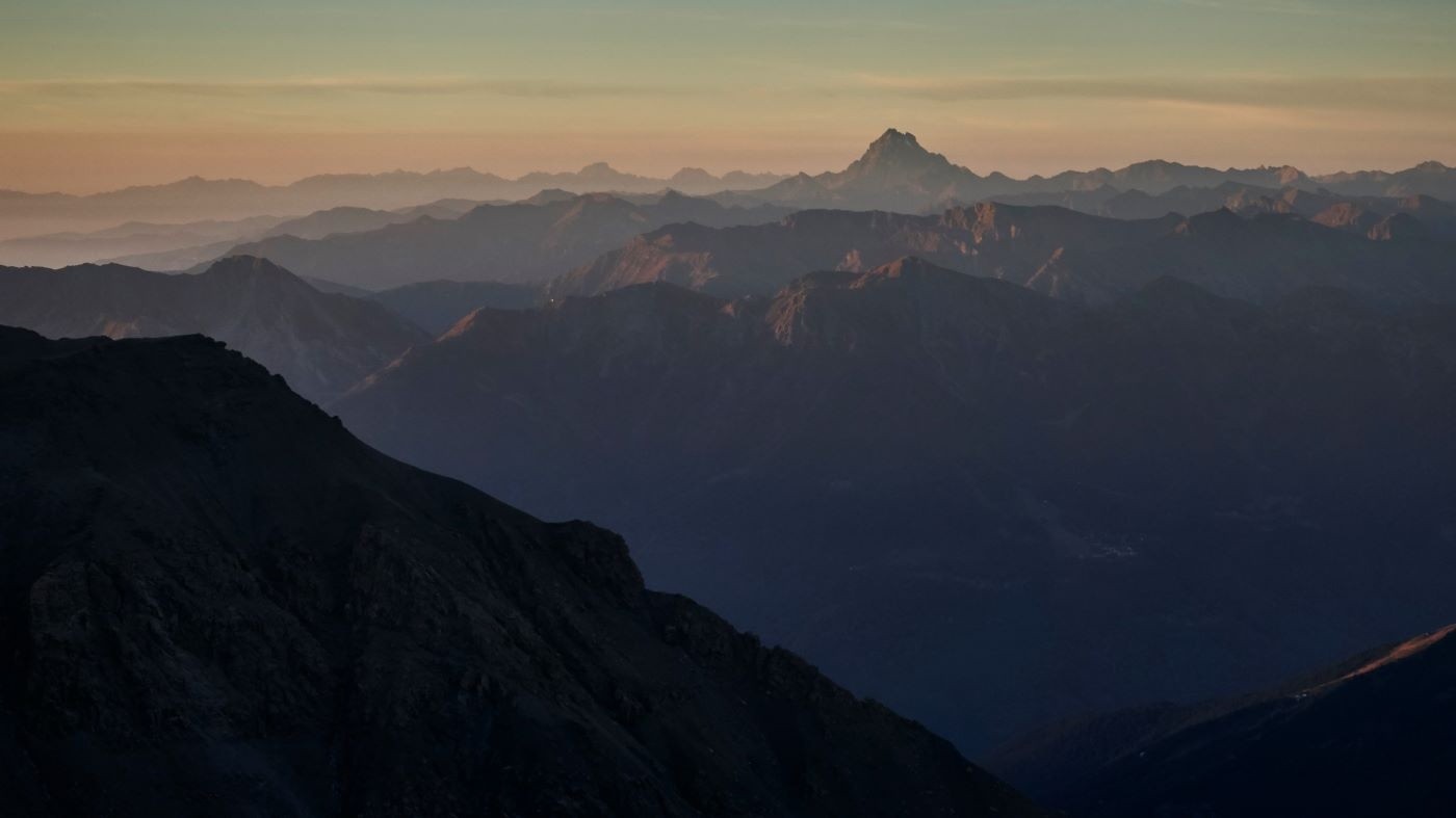  Les Alpes cottiennes, comme des vagues de pierre qui déferlent sur la plaine du Pô. Quelle visibilité par cette froide matinée, je pense que du Mercantour, on devait voir les Alpes Juliennes (Slovénie)...