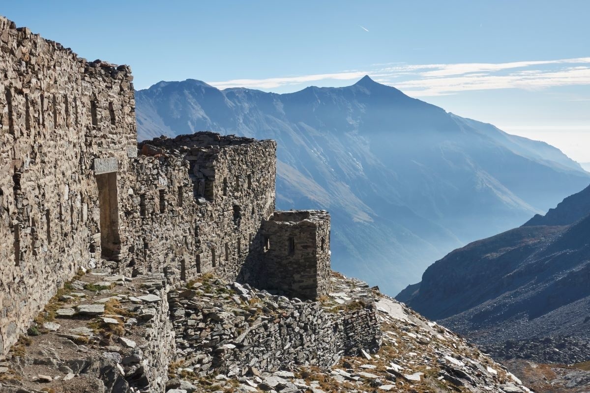  Ancien fort de Malamot (caserna). Je ne suis pas spécialiste mais j'ai l'impression que le Mont-Cenis concentre le plus grand nombre de forts des Alpes (occidentales ?). Peut être encore plus qu'autour du col de Tende.