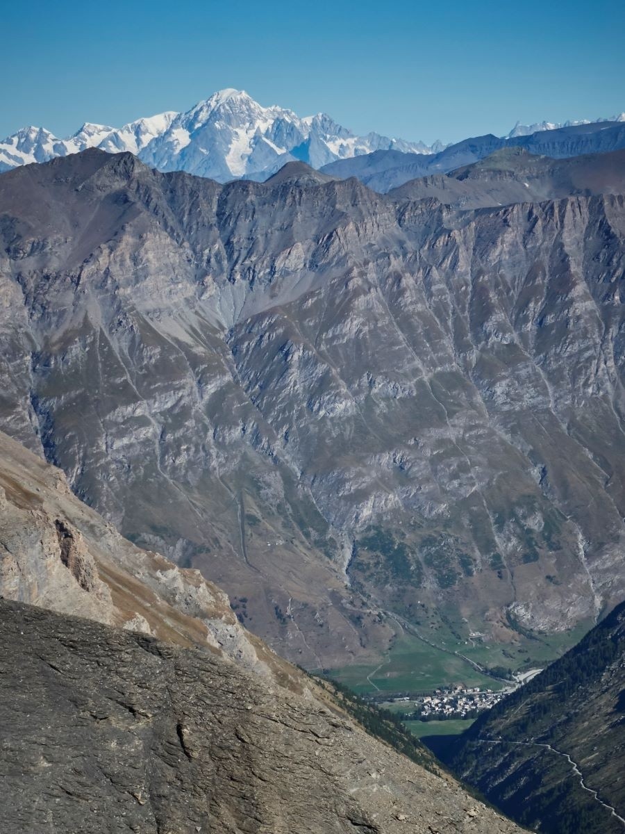  Il pourrait y avoir une belle vue sur le Mont-Blanc depuis Bessans. Dommage il y en a une (montagne) qui s'est mise devant.