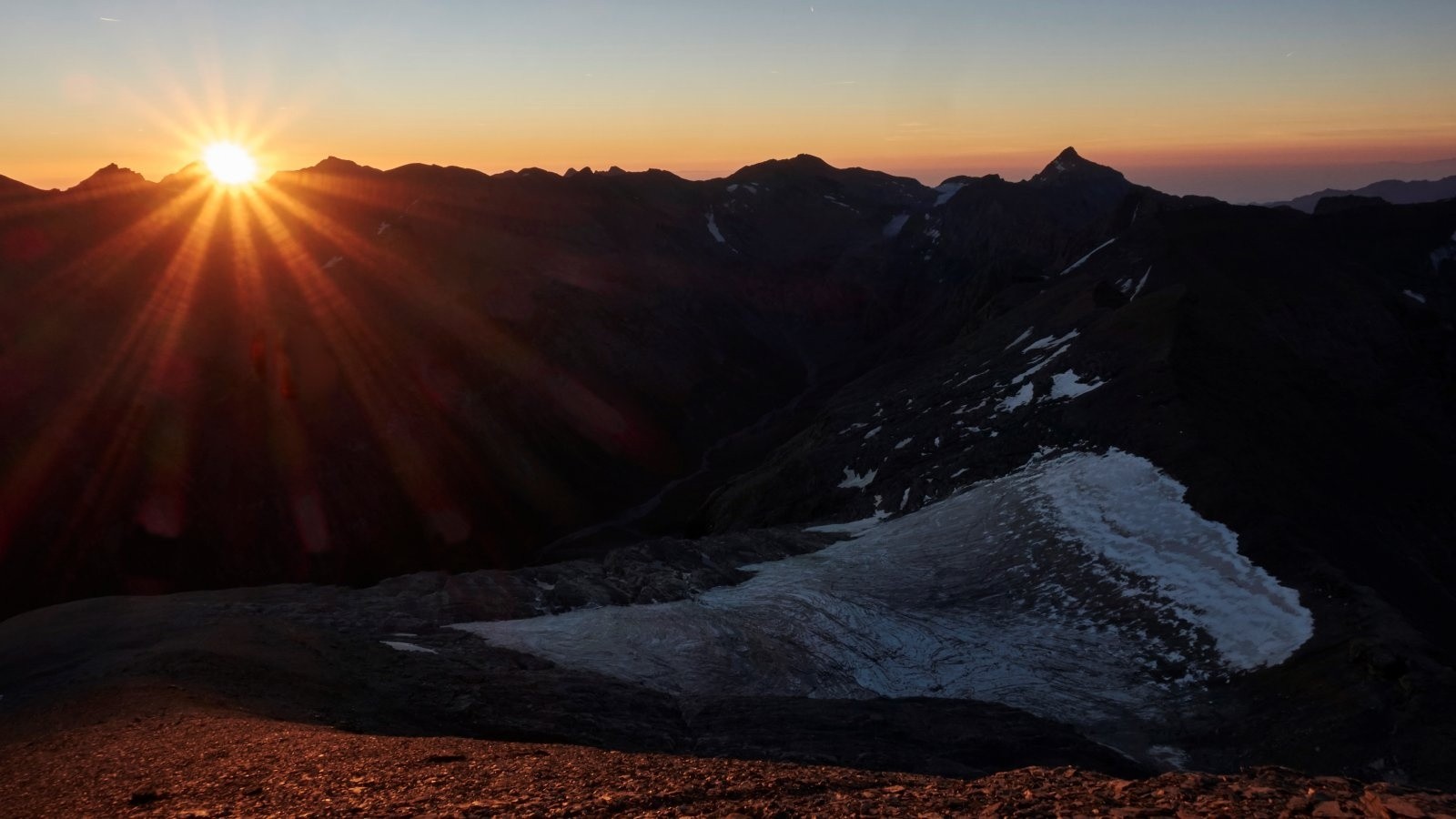  La Couronne de Ribon prend le soleil, pendant que la gencive est encore bien à l'ombre...