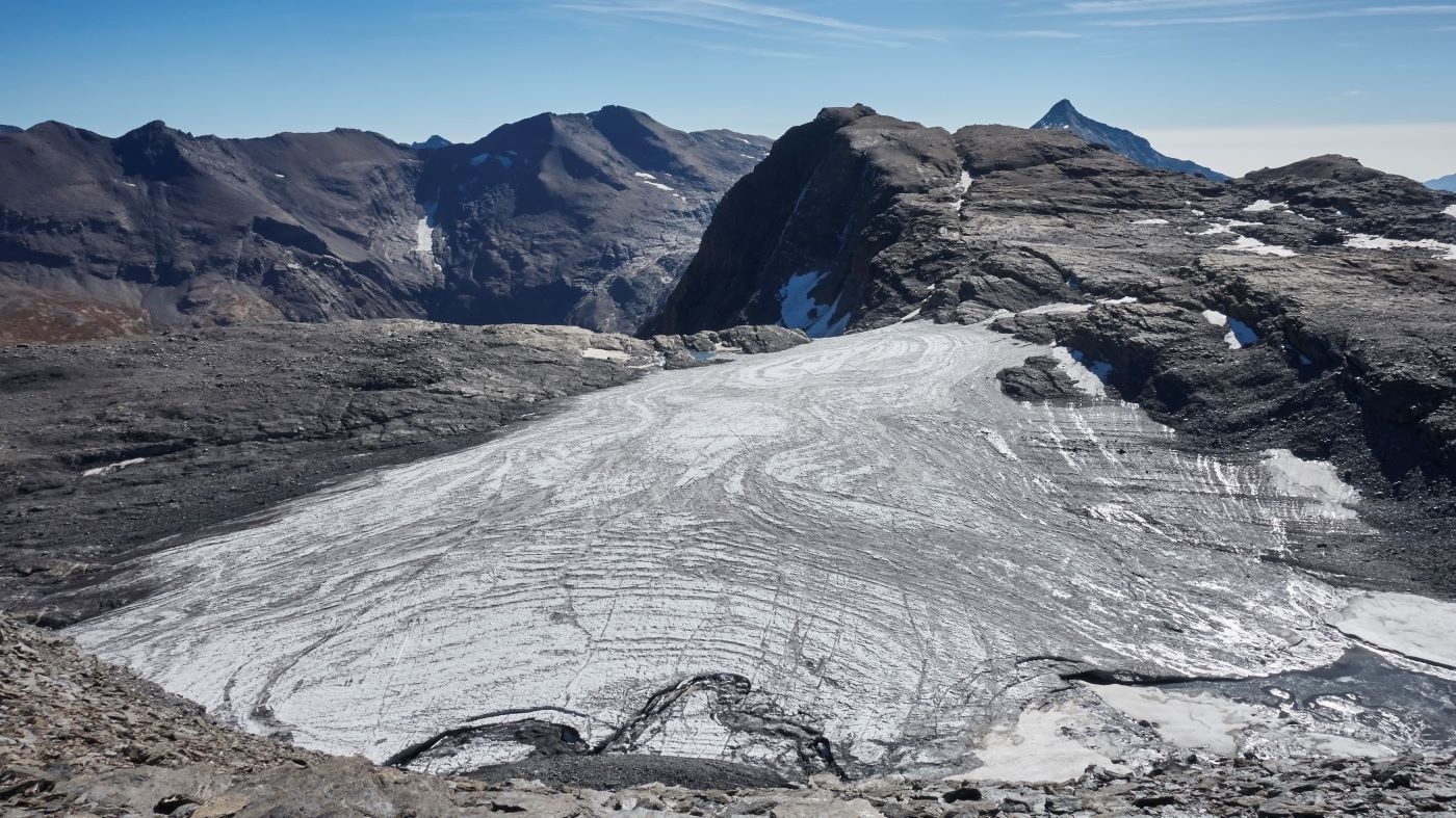  La plus haute patinoire ou les futures pistes de ski de fond de Bessans ? Ce glacier, il n'en a plus pour très longtemps...