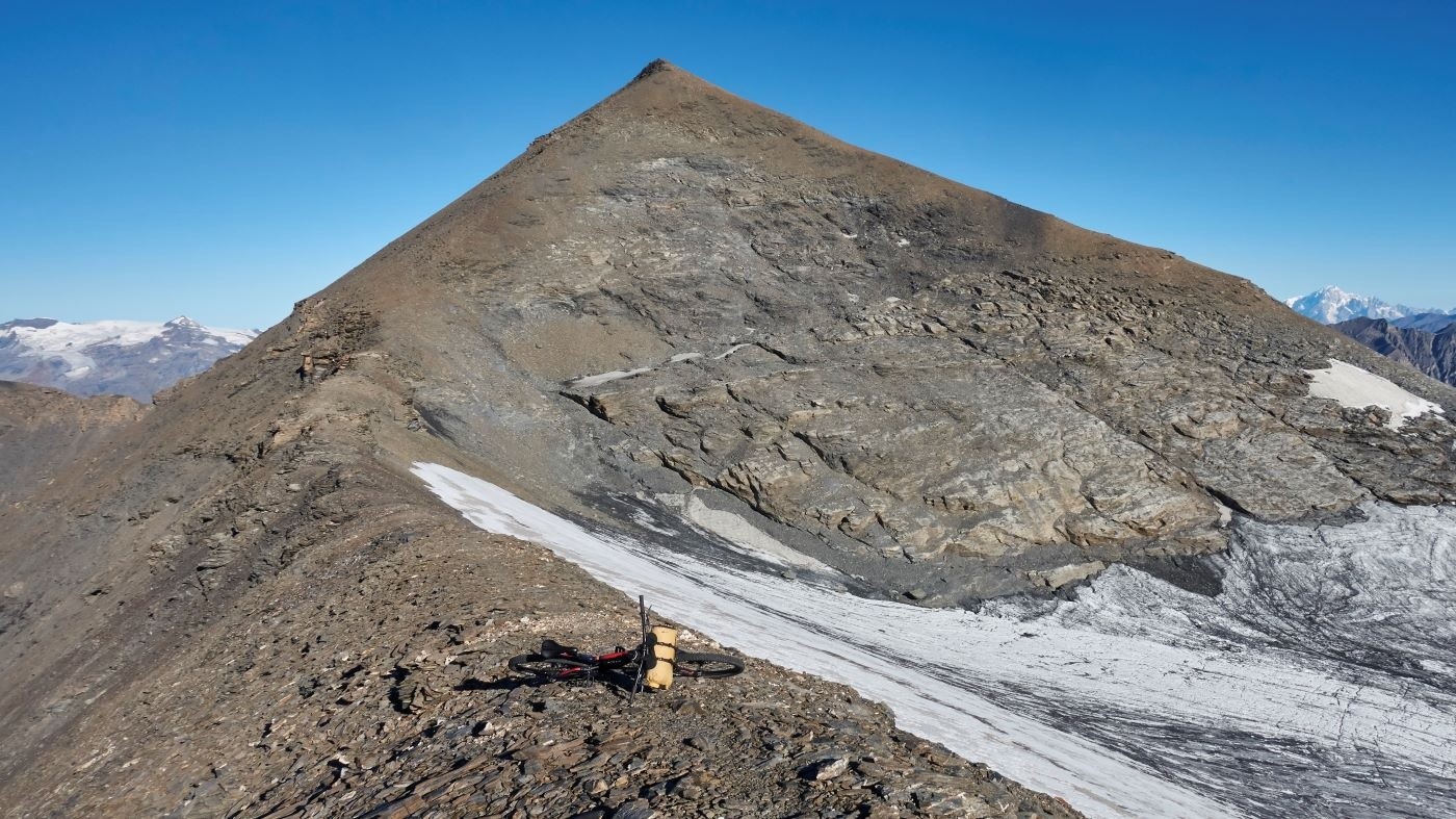  La descente sud-est de la pointe de Ronce (3612m) : T3 en haut, puis T4+/T5(court) dans la partie plus rocheuse, puis grande partie T4 et enfin T3 avant de rejoindre la selle. Ensuite, la crête est assez roulante en T3.