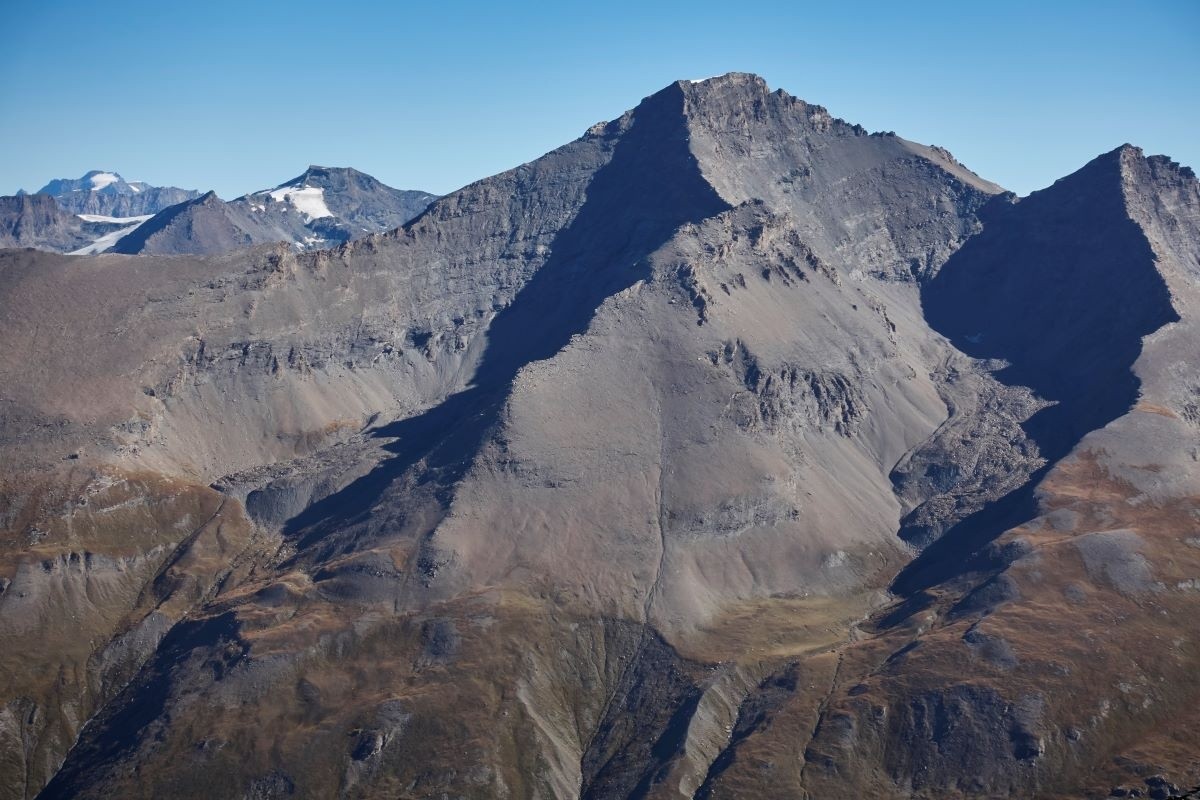 Même la masse imposante du Charbonnel ne peut cacher le Grand Paradis et l'Albaron. 
