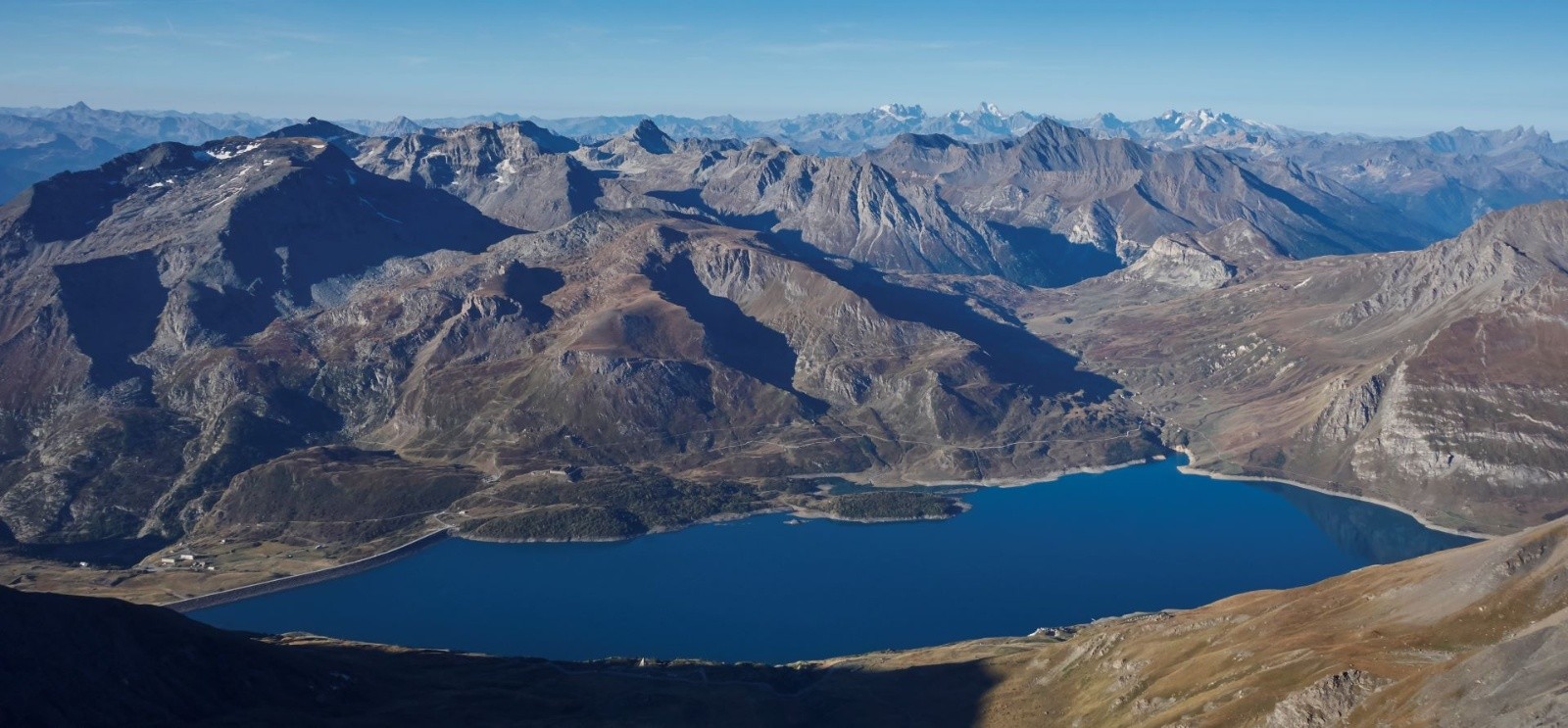 Comme disait Gorki pour le lac Sévan (Arménie) : « Ce lac est un morceau de ciel bleu tombé au milieu des
montagnes. ». Je pense qu'il n'avait jamais rendu visite au lac du Mont-Cenis !