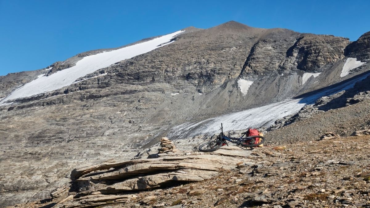 Ronce me voilà ! Tout à droite, l'échancrure à monter et descendre, le pas le plus difficile de la crête occidentale de Ronce. 