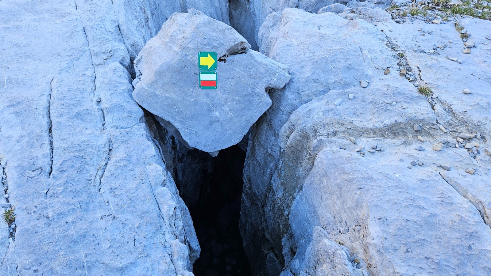 #3 Le passage est juste à côté, pas besoin d’enjamber. Le passage est juste à côté, pas besoin d’enjamber.