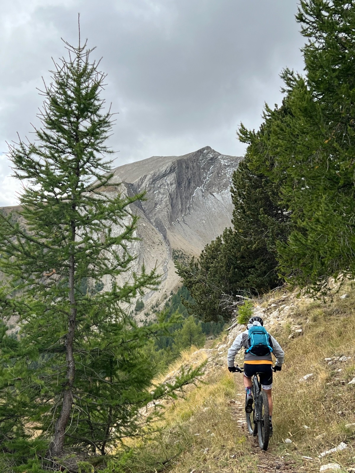 #3 Cela roule enfin à Rougnouze. Couloir nord du Caduc au fond Cela roule enfin à Rougnouze. Couloir nord du Caduc au fond