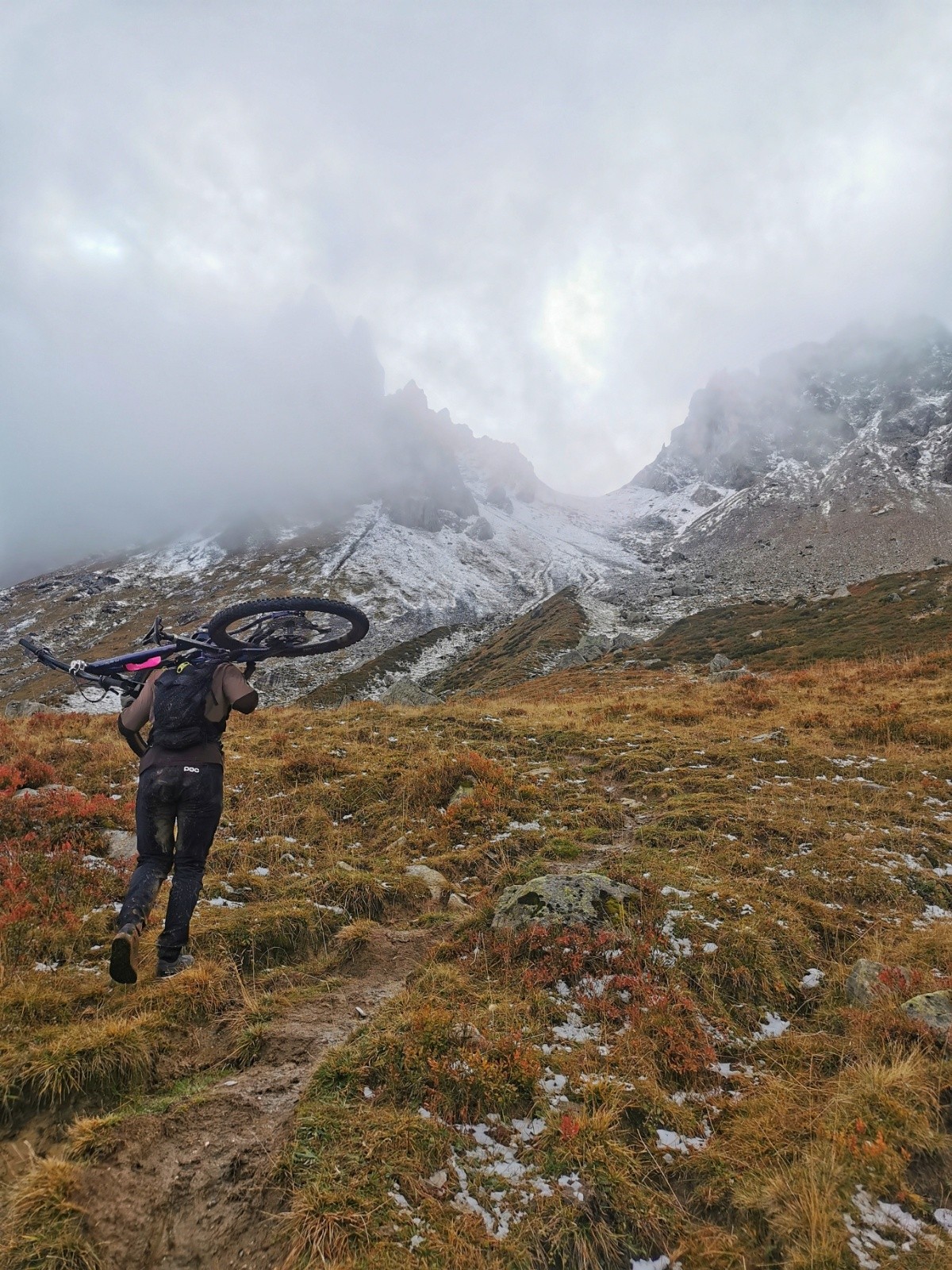 #12 Portage sur fond de col de la Cicle Portage sur fond de col de la Cicle