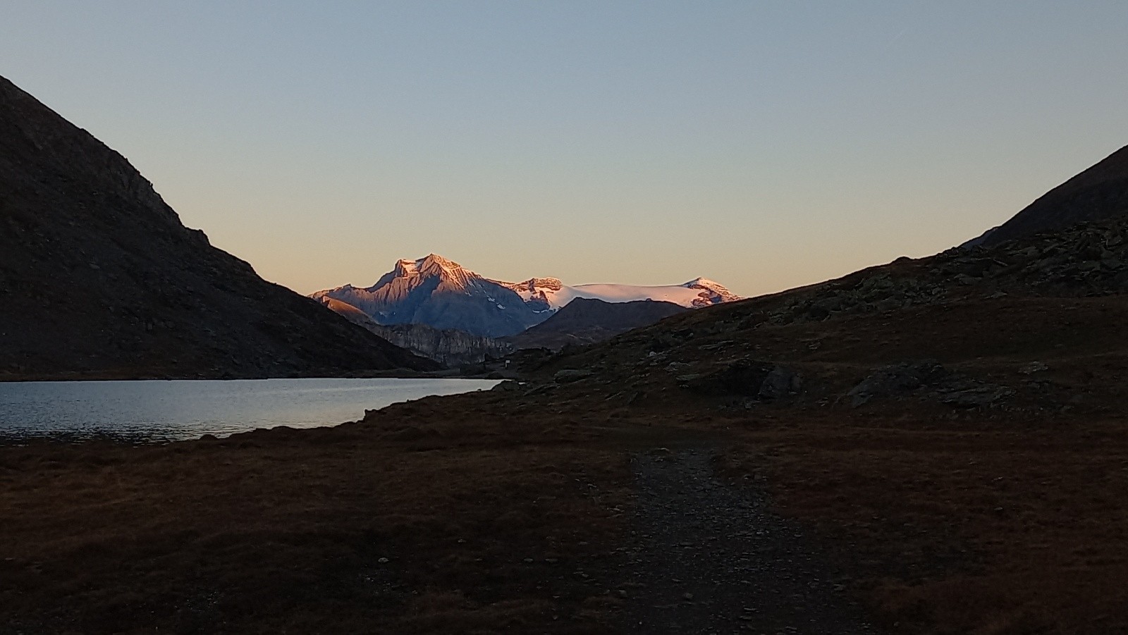 Lever du jour sur les glaciers de la Vanoise