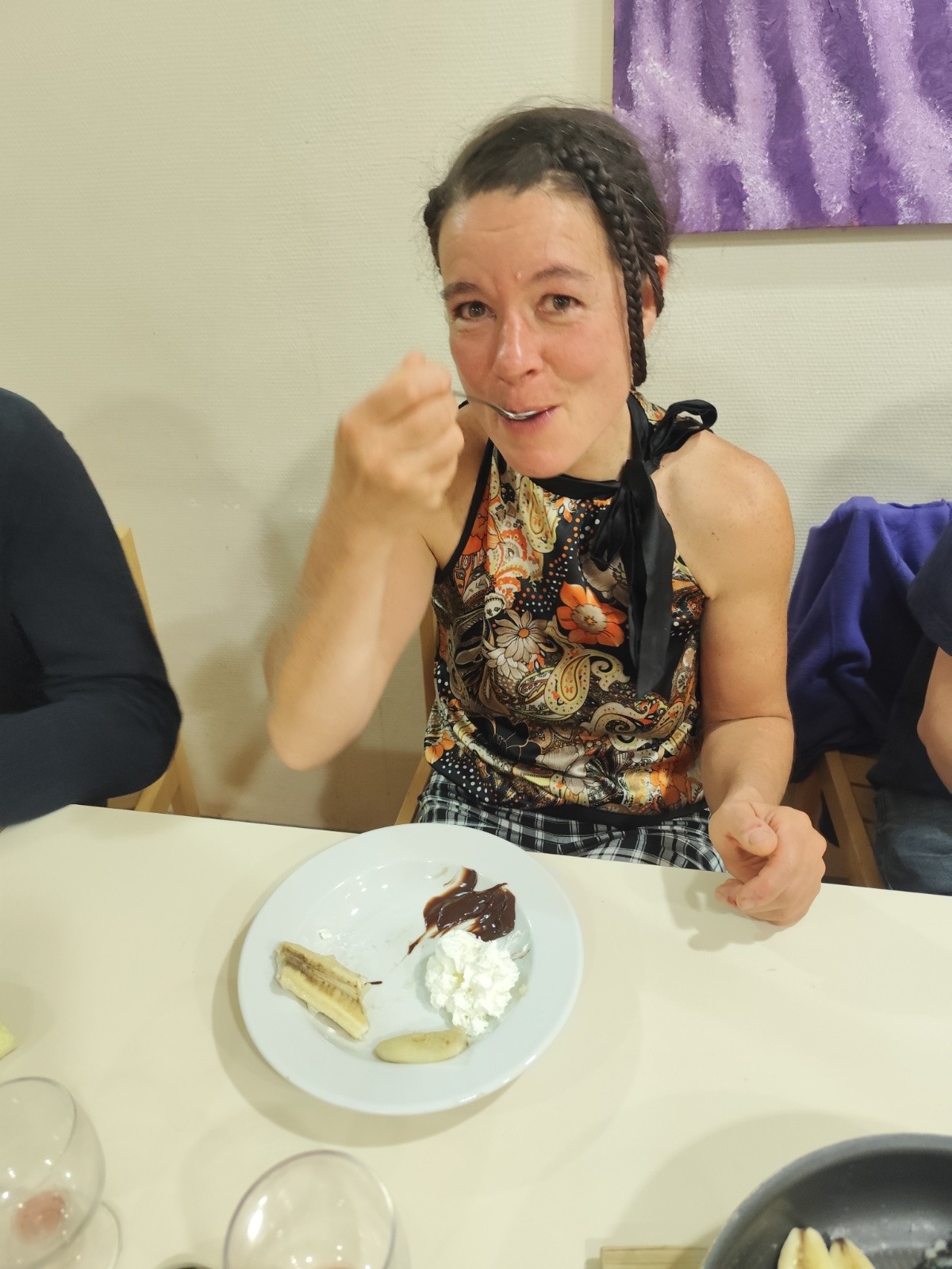  Stéphanie apprécie le dessert