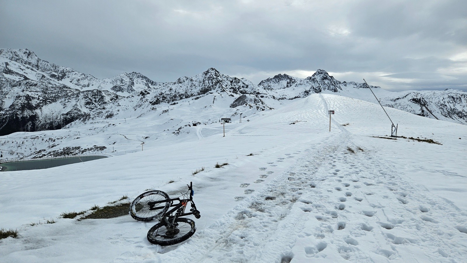 #6 Pour rejoindre le chemin j’ai dû traverser une congère. Pour rejoindre le chemin j’ai dû traverser une congère.