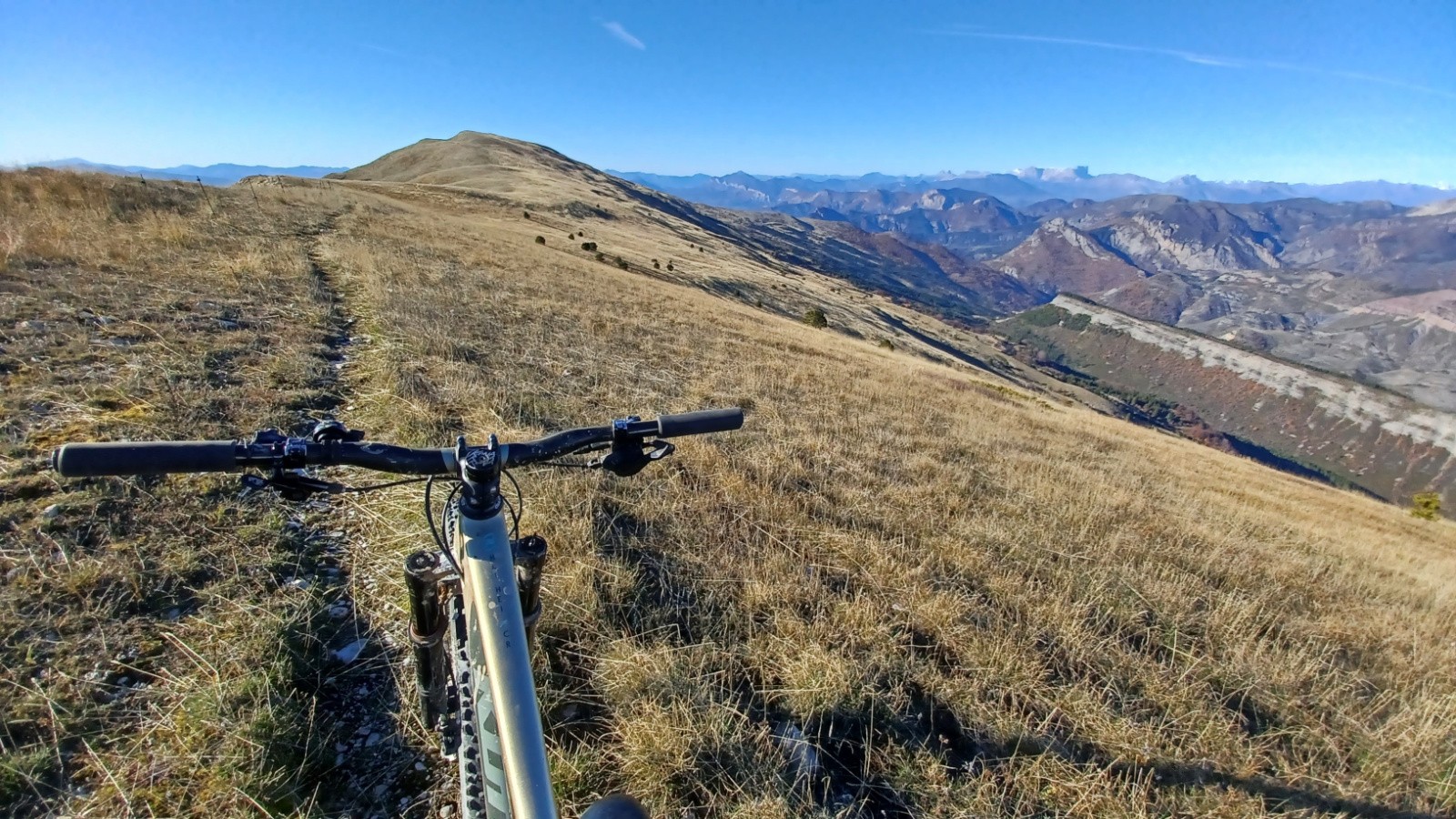 #4 Sur la crête du Clôt des Martres; au fond la Montagne de Jouère. Sur la crête du Clôt des Martres; au fond la Montagne de Jouère.