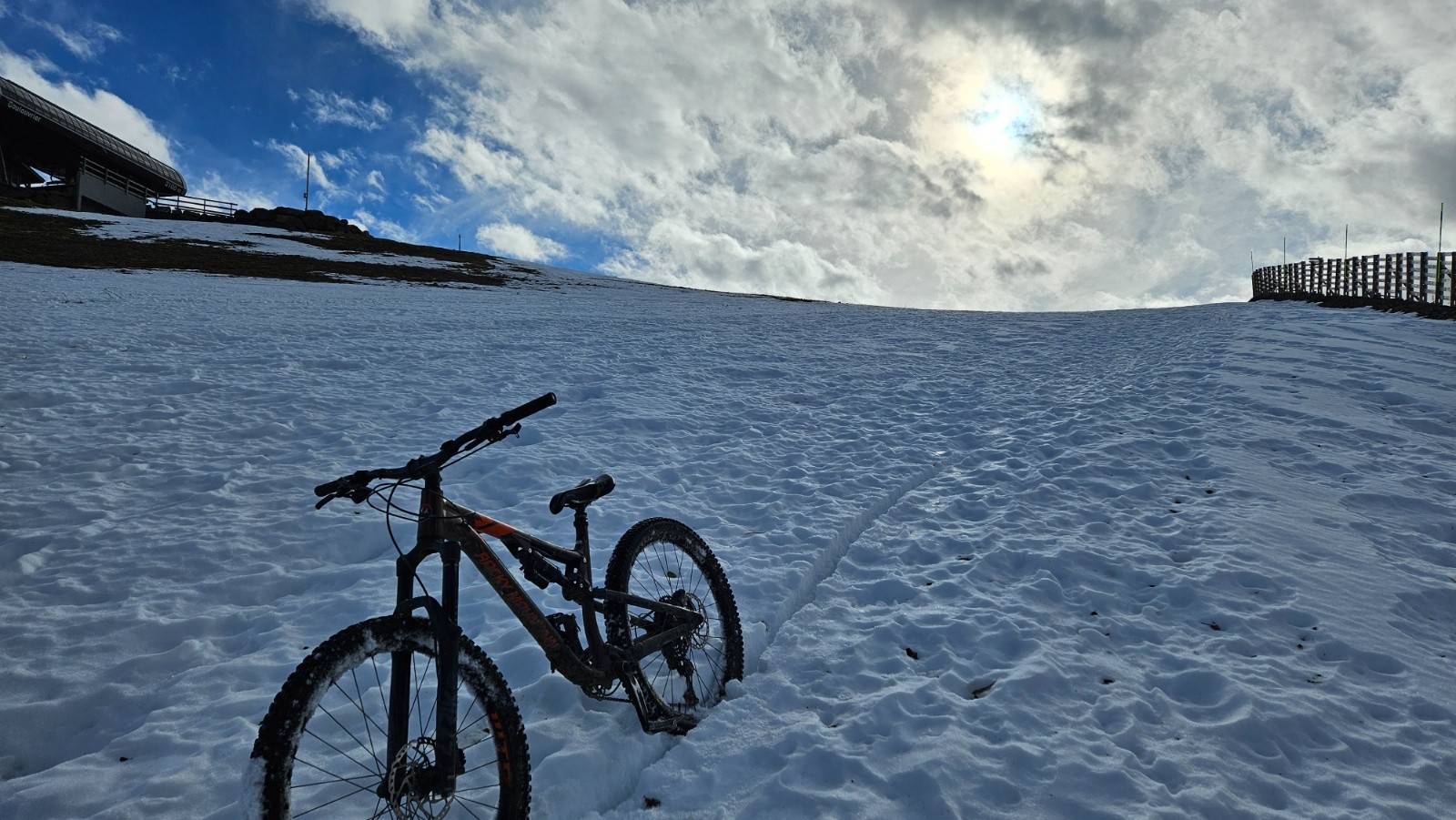 Quasiment tout droit, la neige n’allait pas des mieux.