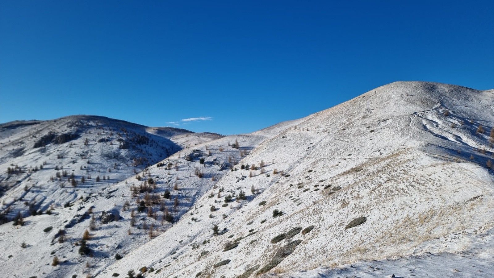 Dôme de Barrot à gauche et Cime du Pra à droite 