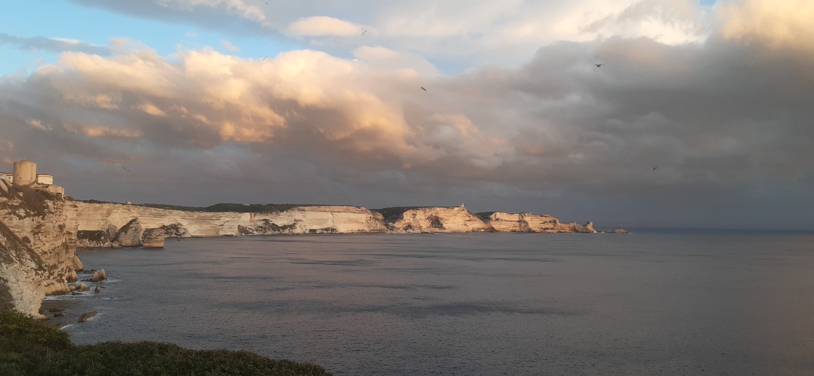 Le sentier de Petusato passe en bordure de la falaise.