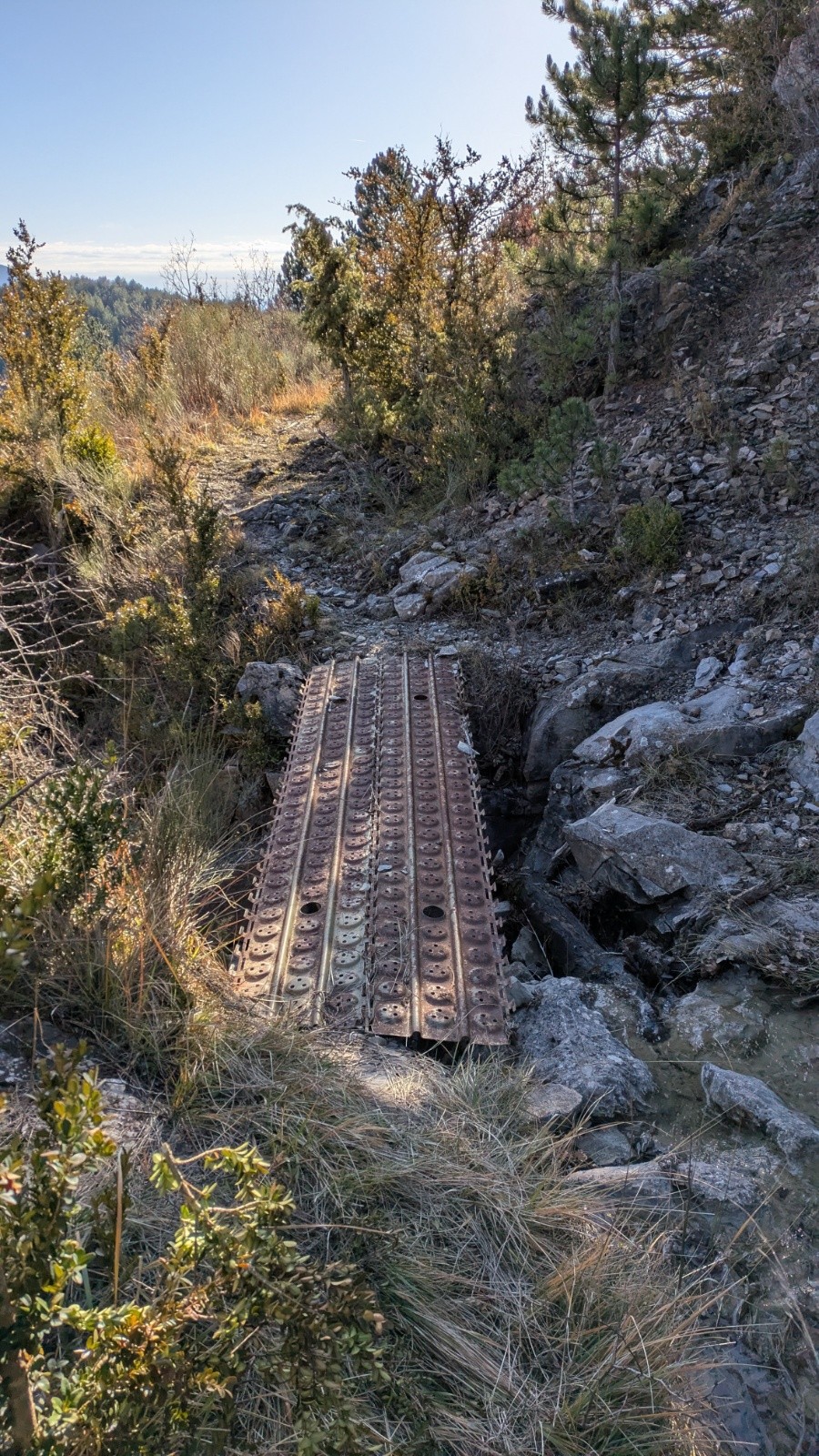 #4 factuelle, précaire mais bien utile.Attention de ne pas poser les roues sur les bords... factuelle, précaire mais bien utile.Attention de ne pas poser les roues sur les bords...