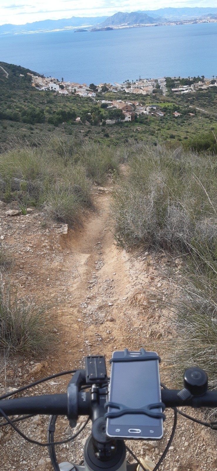 Final avant une plongée raide et rocheuse sur Azohia