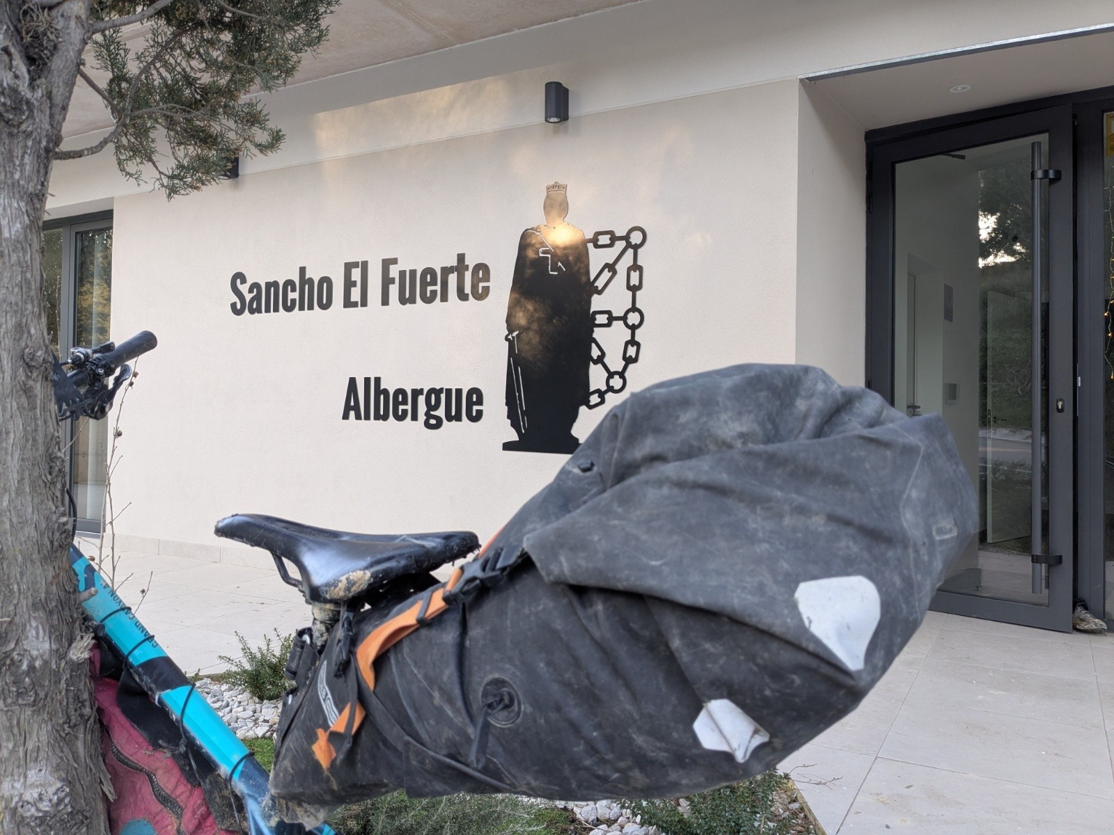 auberge de jeunesse de tudella - toute neuve - 5 euros pour mon velo qui a dormi comme un prince dans un tres grand garage - il y avait meme un karsher&nbsp;