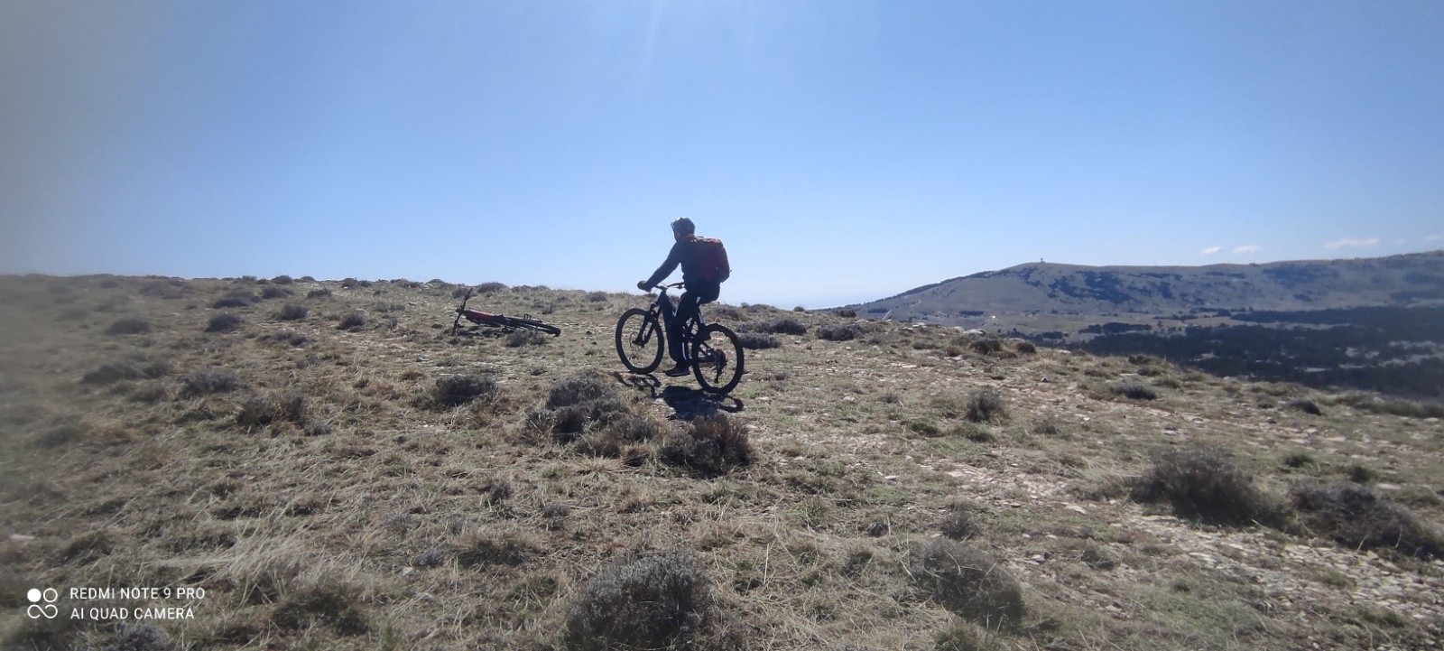 Vers la crête au dessus de l'observatoire.&nbsp;