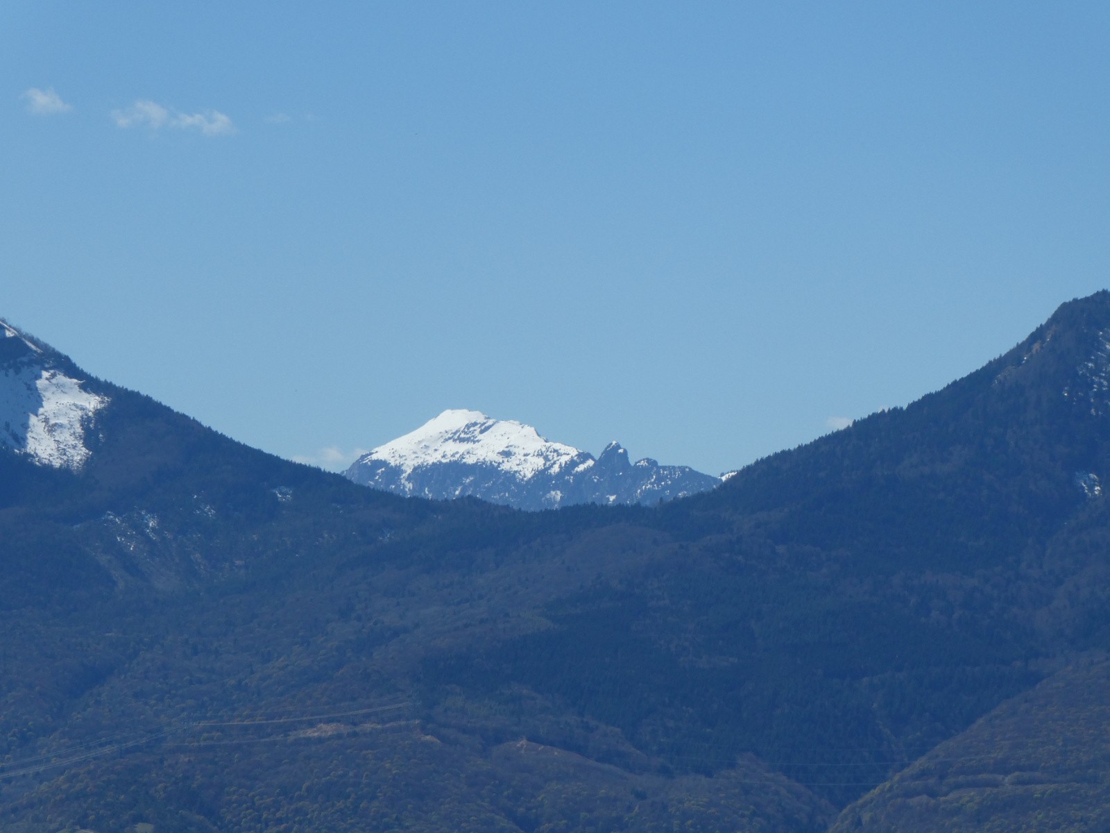 Le Grand Som au centre du col du Granier