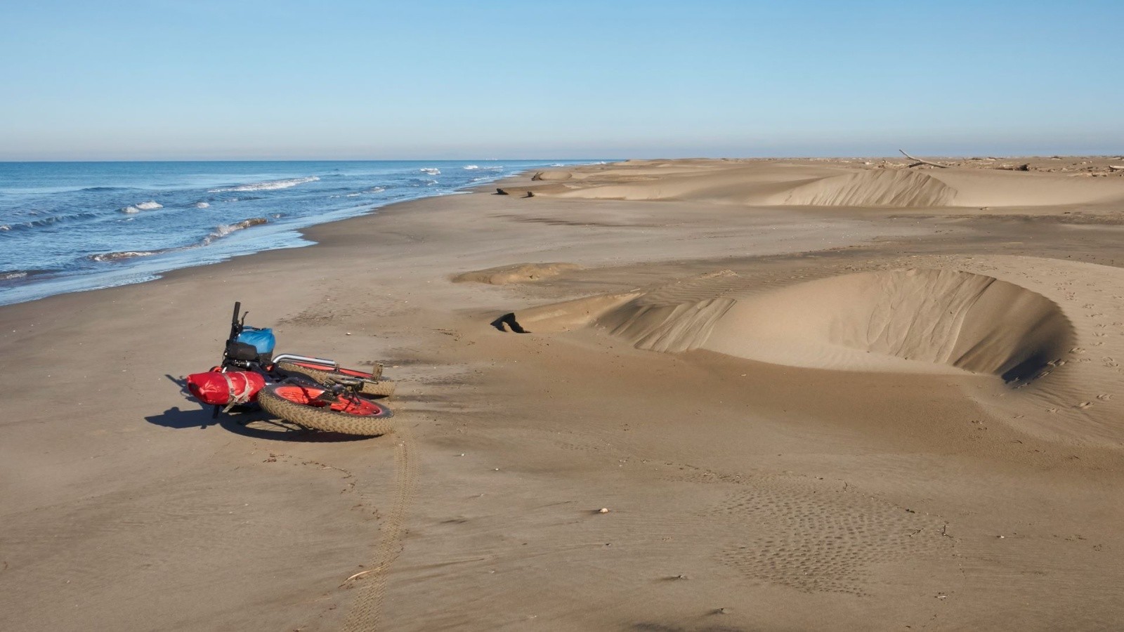&nbsp;L'espace entre les barkhanes et la mer est quelque fois étroit...&nbsp;&nbsp;