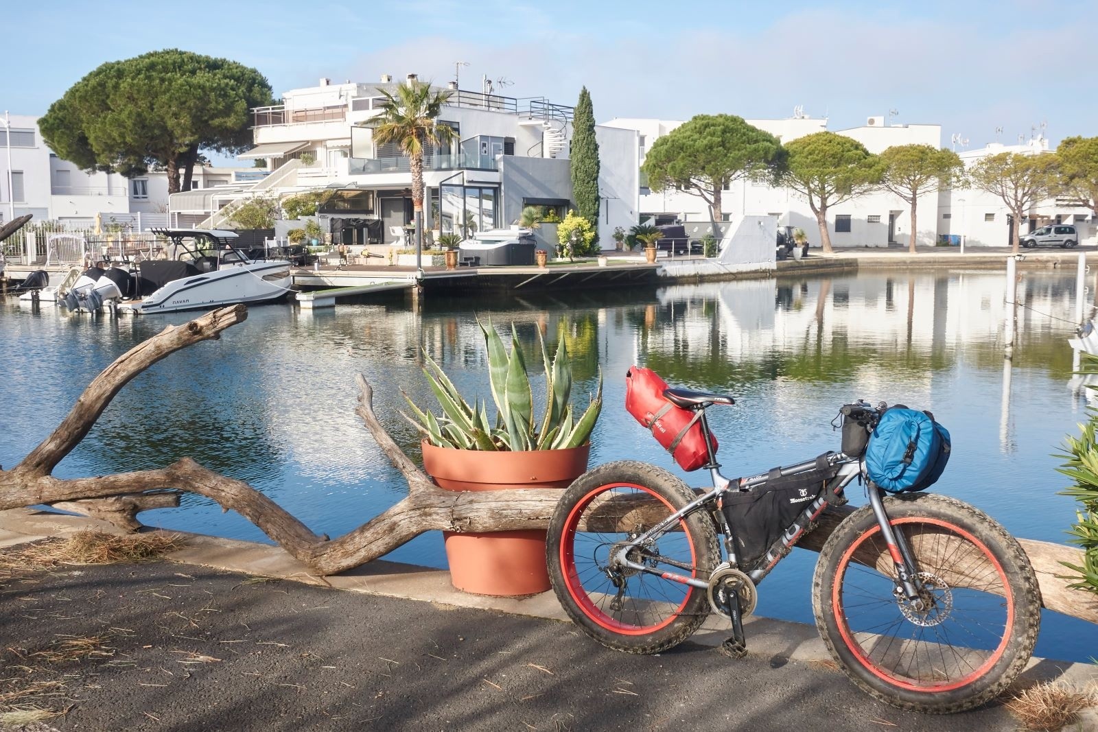 &nbsp;Port Camrague. Cherchez l'intrus !