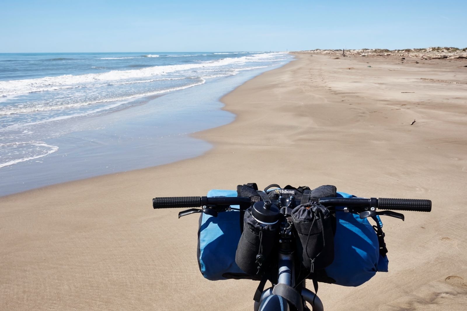 500m après avoir quitté la plage de Piémanson, il n'y a plus personne (sur la plage d'Arles) si ce n'est une quantité invraisemblable de bois flottés...