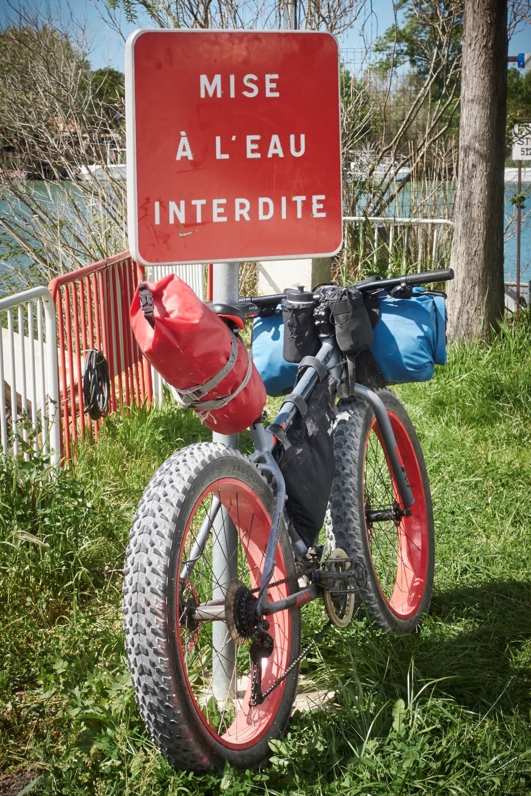 &nbsp;Dommage, c'est d'ici que je souhaitais naviguer le Petit Rhône. En définitive, comme il y a du vent de face, c'est un mal pour un bien...