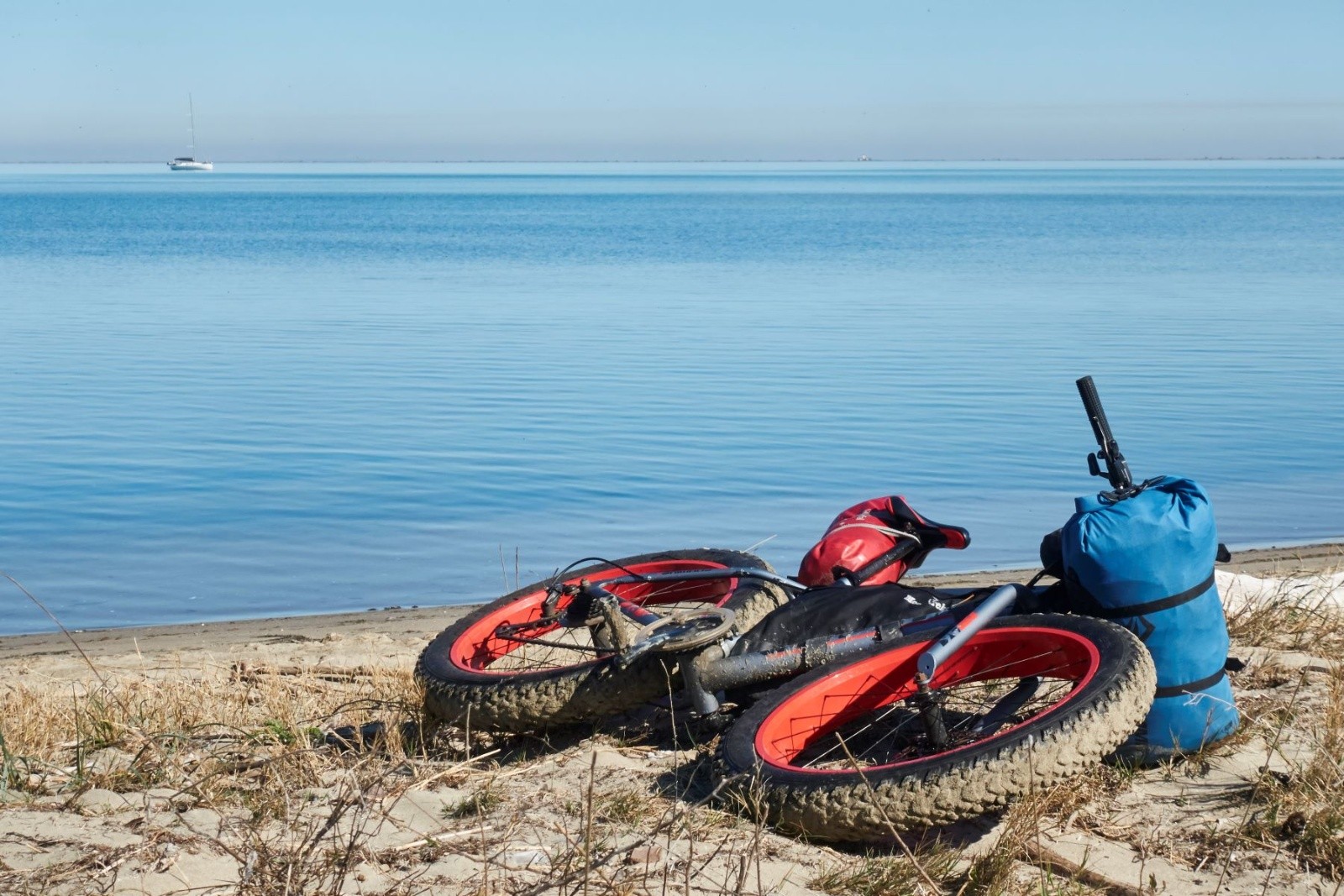 &nbsp;Mer d'huile dans la baie de Beauduc, au petit matin