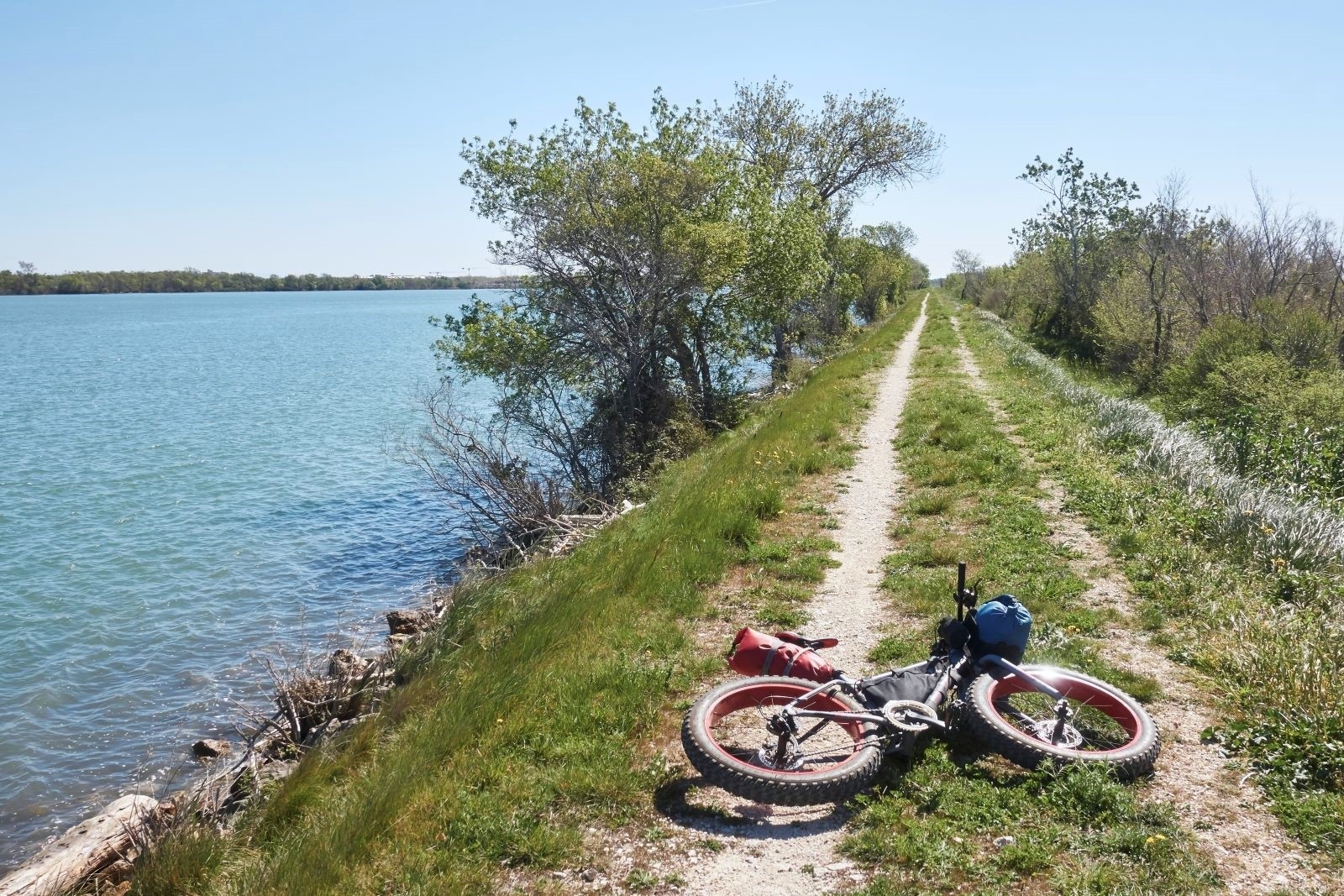 &nbsp;Une belle piste le long du Grand Rhône, avant d'atteindre le domaine de la Palissade