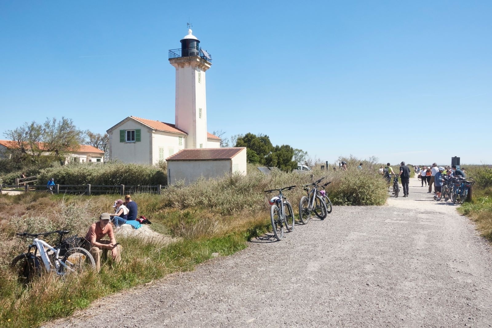 Phare de la Gacholle et sa horde de visiteurs à vélo le long de la \