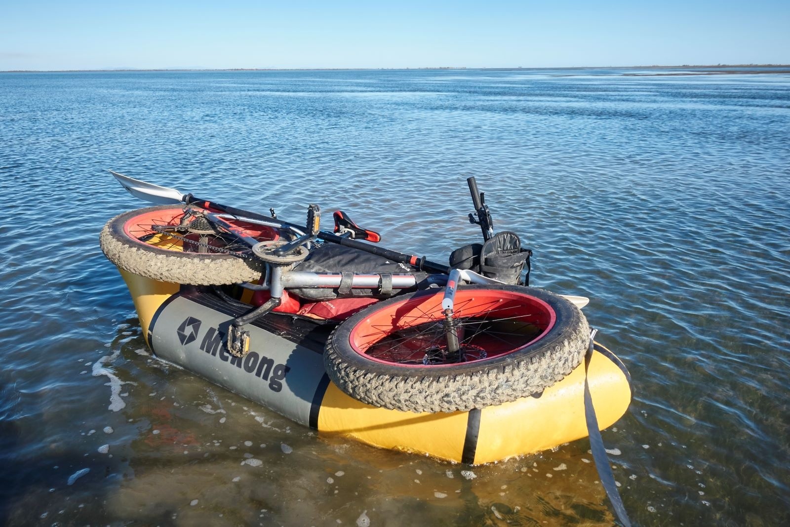 Le gros (i.e. fatbike) en traversant à pied le grau, avant le phare de Beauduc.&nbsp;