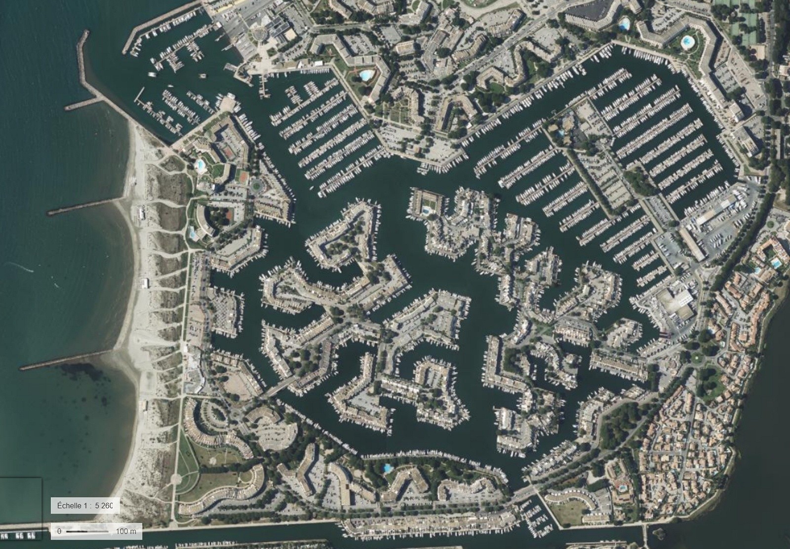 Marina de Port Camargue, vue du ciel.Un peu la version moderne&nbsp; des fortifications Vauban, du moins sur le plan graphique (source : IGN, Géoportail).