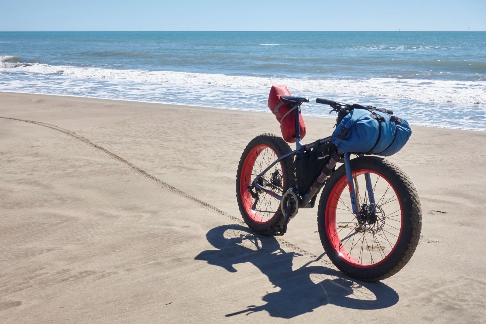 &nbsp;Mon destrier, un fatbike d'entrée de gamme, acquis d'occasion sur le boncoin. C'est lourd mais au moins ça ne craint pas grand chose dans cet environnement agressif (avec le sel et le sable).