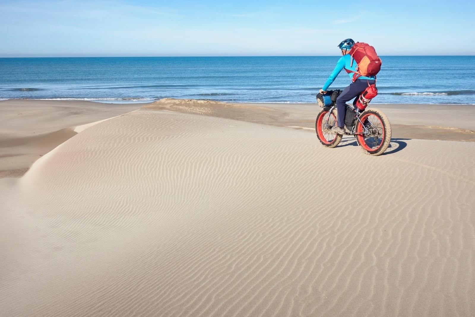 &nbsp;Je m'amuse à rouler sur ces dunes vives immaculées, dont certaines atteignent 2 à 3m de hauteur.