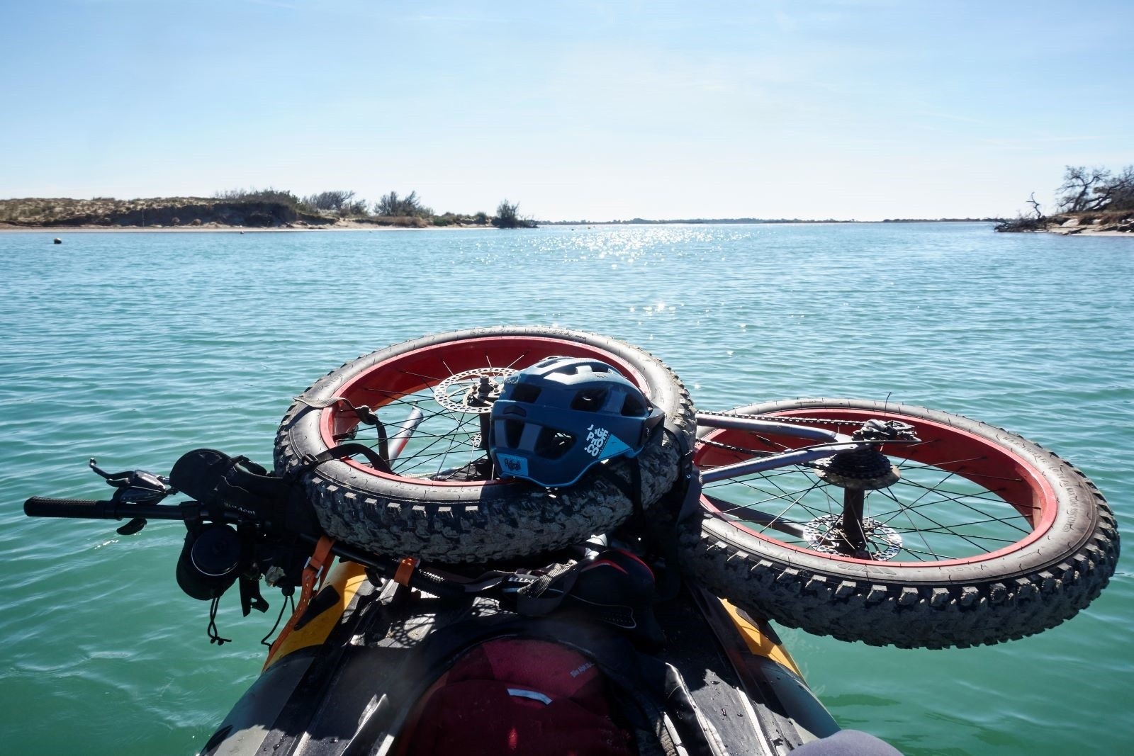 &nbsp;Passage du grau avant d'arriver à la grande plage de Beauduc, très peu fréquenté ce jour, alors que c'est un hot spot des kitesurfeurs.