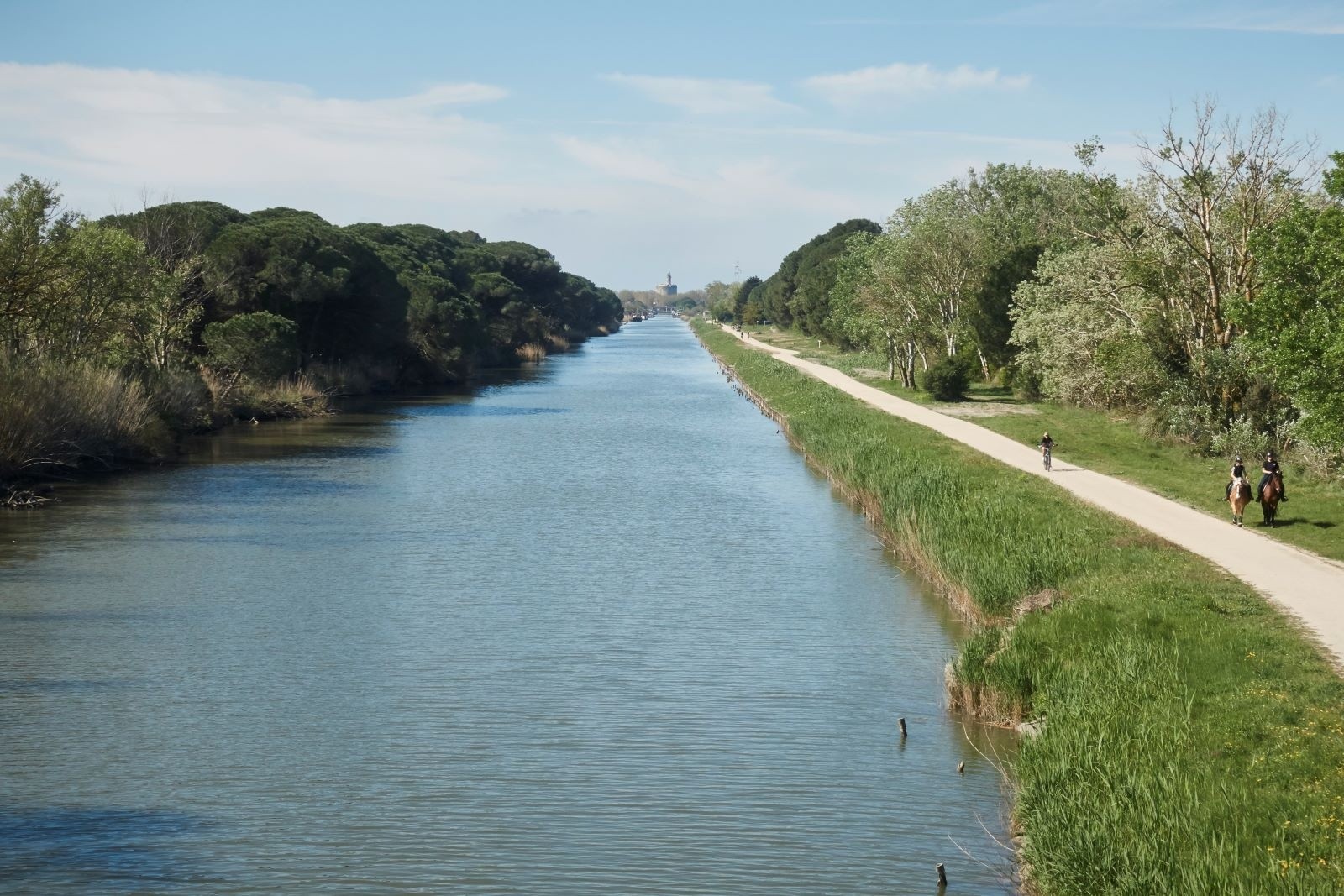 &nbsp;Canal du Rhône à Sète. En sortant d'Aigues-Mortes (dont on aperçoit tout au bout le donjon Saint-Louis ou \