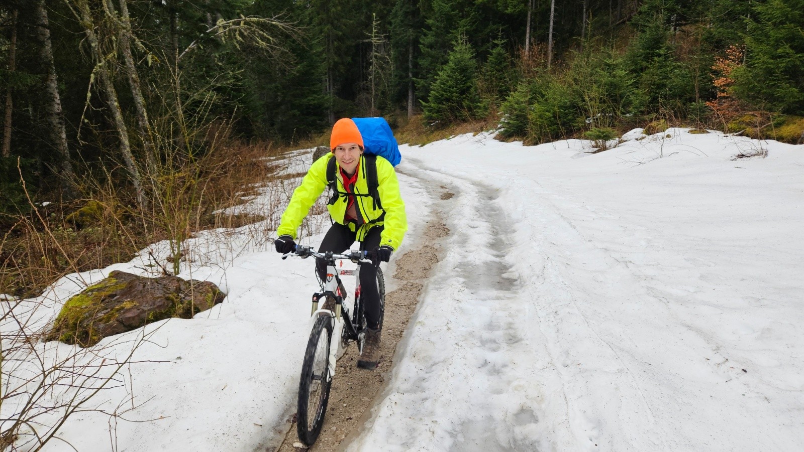 #1 Nickel avec un pneu clouté sur l’arrière. Nickel avec un pneu clouté sur l’arrière.