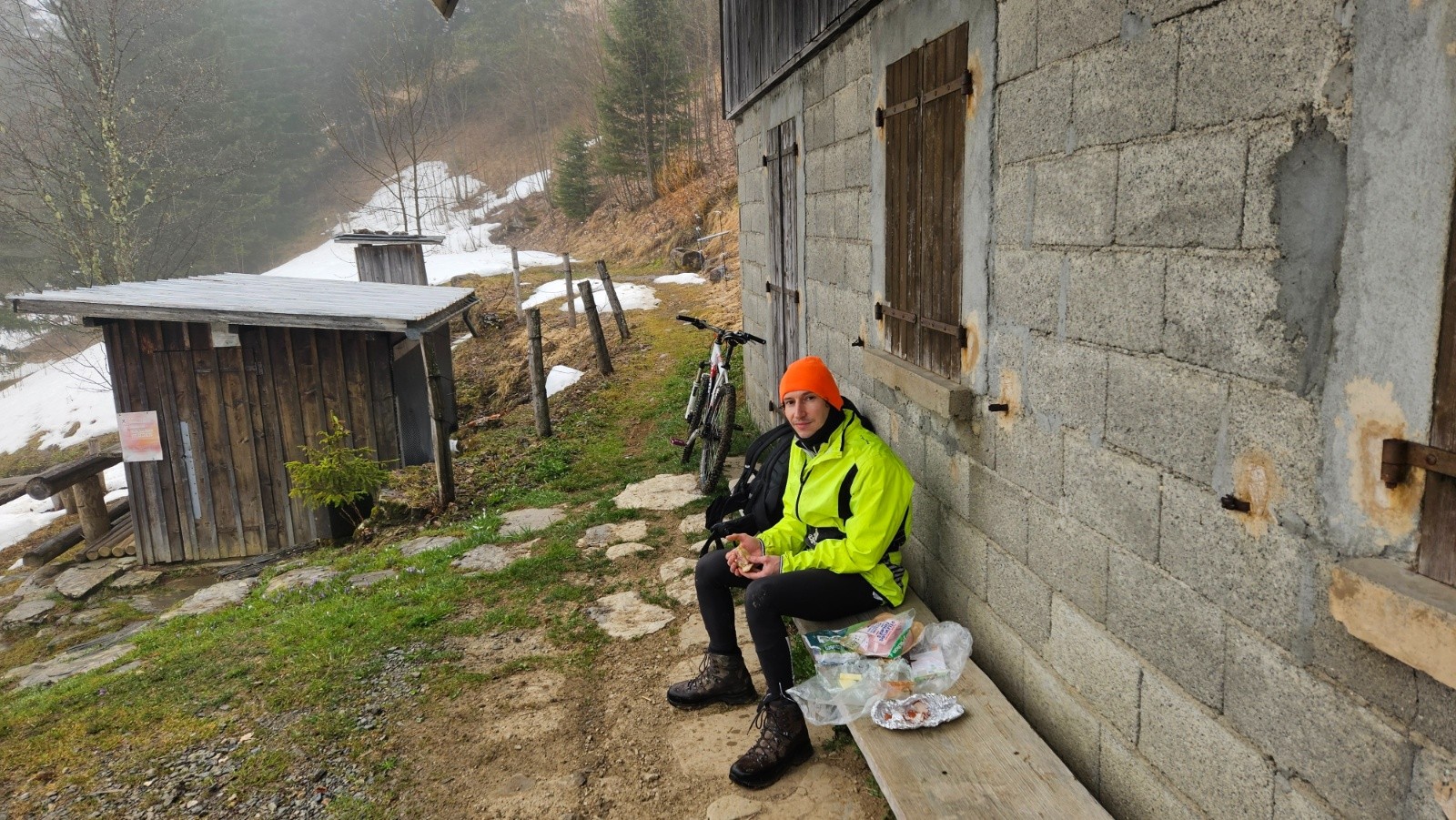 #5 Longue pause casse-croute à la buvette. Longue pause casse-croute à la buvette.