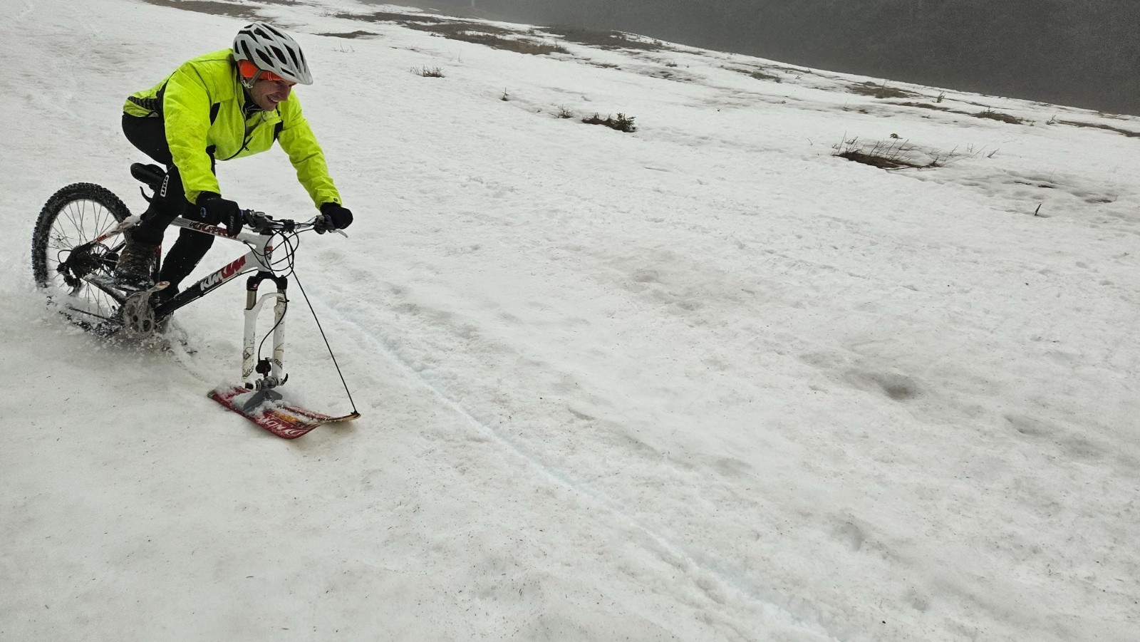 #9 Il utilise la patinette de freinage. Il utilise la patinette de freinage.