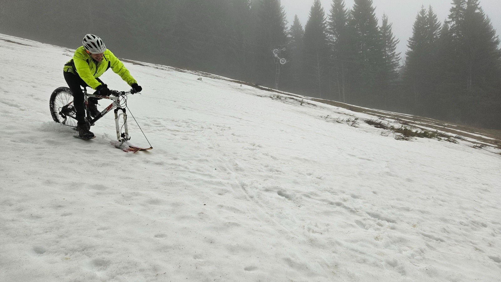 #11 Il utilise la patinette lisse. Il utilise la patinette lisse.