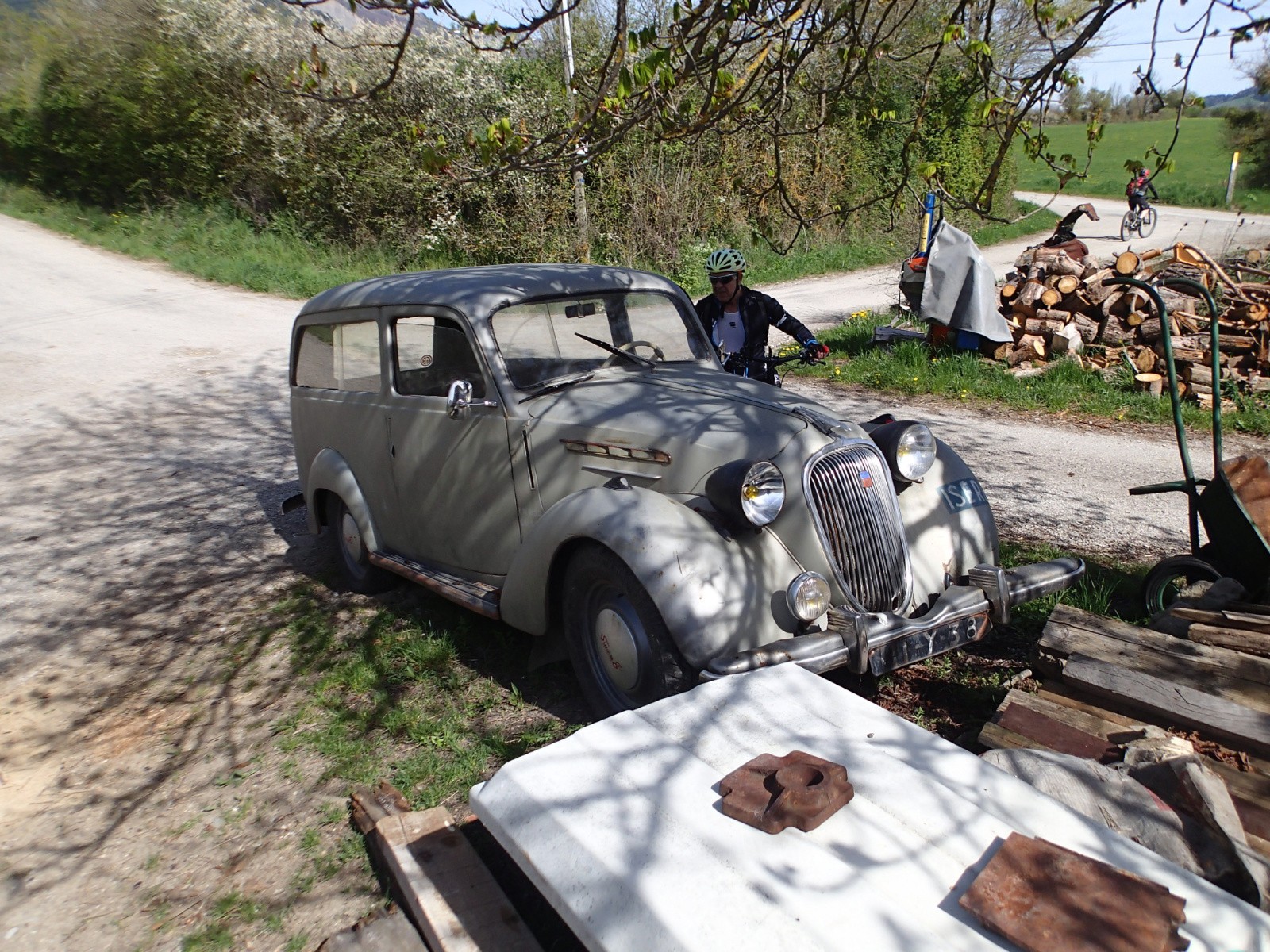 Gégé s'intéresse à cette Simca 8 break !