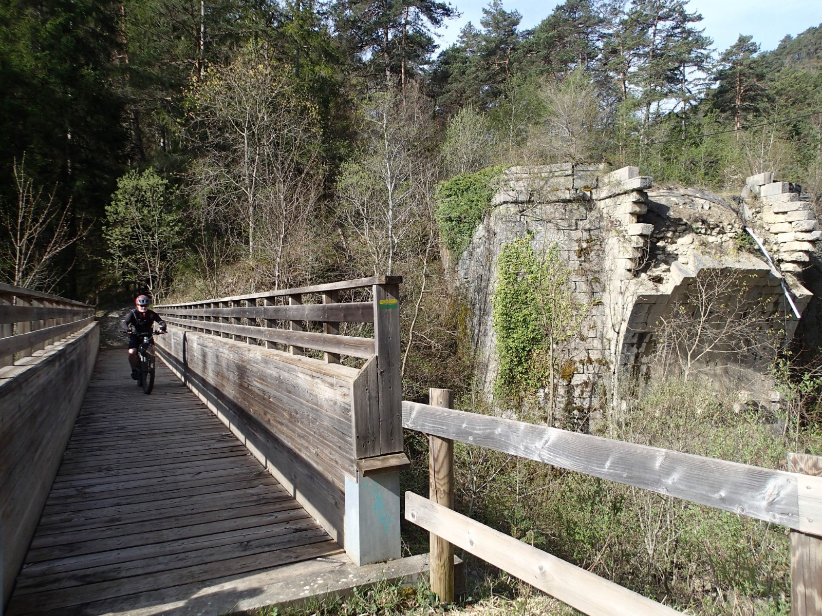 La passerelle et l'ancien pont de Chardon...