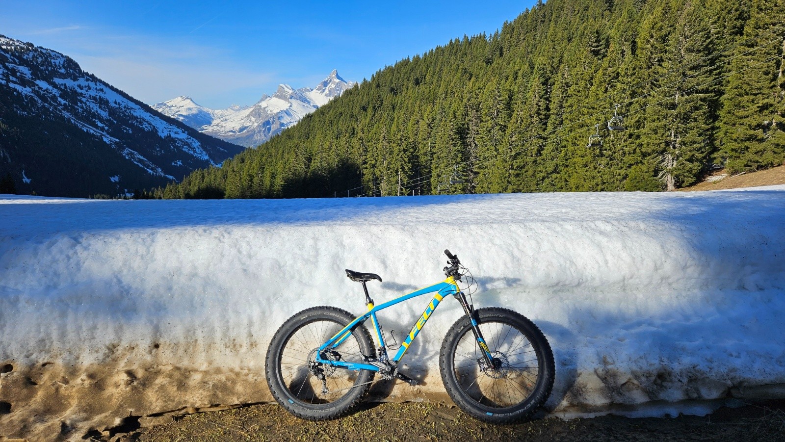 Belle couche de neige sur la piste des Marmottes.