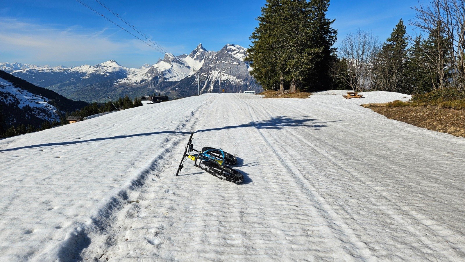 La Kédeuze, piste&nbsp;: Plein soleil, 100% cyclable à la
montée.